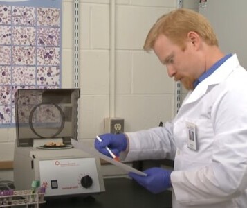 Клиника лечения наркозависимости в Сыктывкаре Врач в кабинете клиники